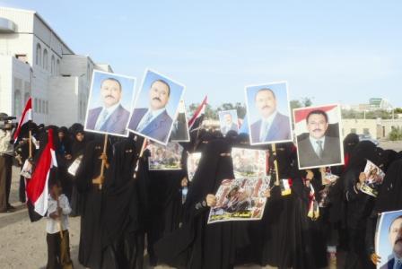 جانب من المسيرة النسائية المؤيدة للشرعية الدستورية في عدن أمس